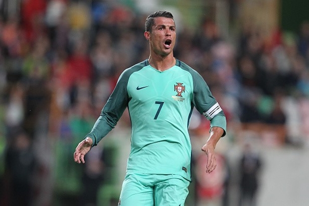 1. Cristiano Ronaldo (Bồ Đào Nha): Ở độ tuổi 31, siêu sao người Bồ Đào Nha vẫn là ứng cử viên hàng đầu cho danh hiệu Vua phá lưới ở mọi đấu trường anh tham gia. Năm nay rất có thể là kỳ EURO cuối cùng của tiền đạo sinh năm 1985, vì vậy anh sẽ chiến đấu với hơn 100% sức lực và phong độ để đem về vinh quang cho 