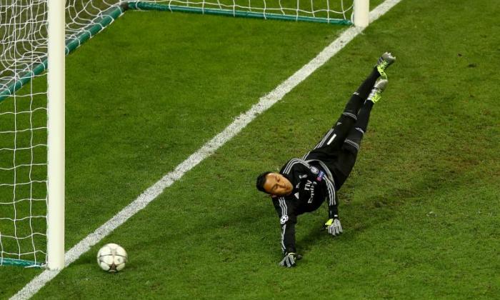 Keylor Navas nhịn đau bắt chung kết Champions League