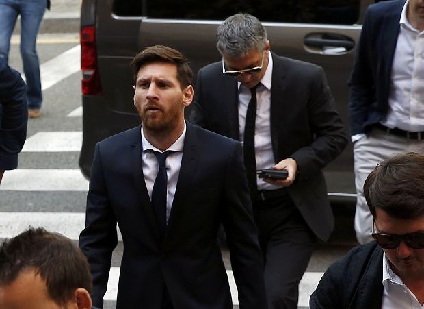 Messi cũng có nguy cơ vắng mặt giai đoạn đầu khi phải hầu tòa với cáo buộc trốn thuế ở Barcelona. Ảnh: Internet.