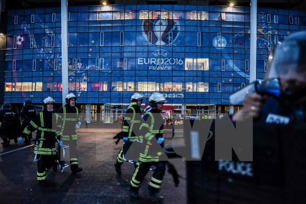 Lực lượng cảnh sát và phòng cháy chữa cháy tham gia buổi diễn tập tăng cường an ninh trước thềm chung kết Euro 2016. Ảnh: Internet.