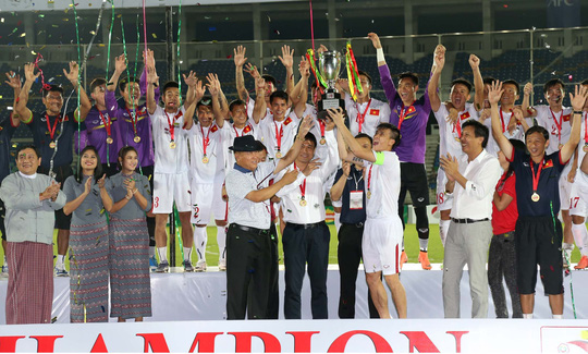 Đội tuyển Việt Nam nhận cúp vô địch. Ảnh: Dư Hải.