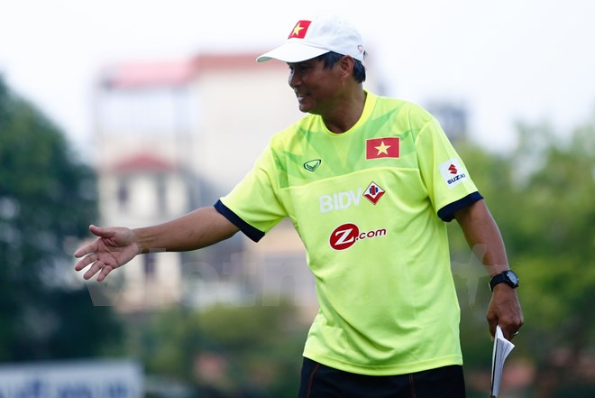 Huấn luyện viên Mai Đức Chung và đội tuyển sẽ có khoảng 10 trận giao hữu trước thềm AFF Cup 2016. Ảnh: Minh Chiến.