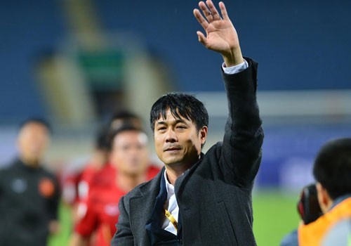 HLV Hữu Thắng vui mừng khi lần đầu tiên giúp tuyển Việt Nam đạt thành tích cao nhất ở một giải đấu.