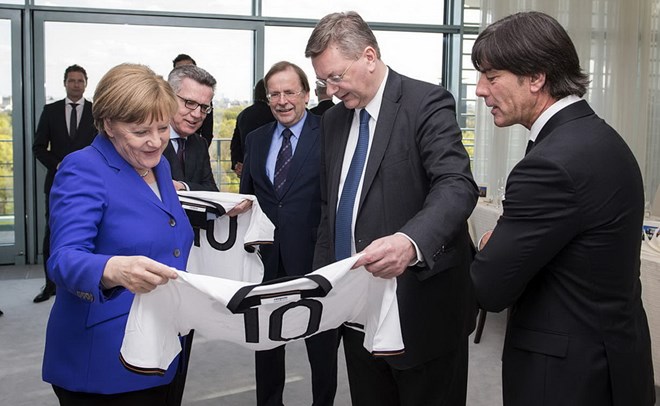 Thủ tướng Đức Merkel luôn dành sự quan tâm đặc biệt đến đội tuyển Đức. Ảnh: Internet.