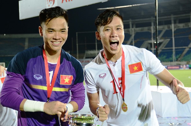Các cầu thủ ĐT Việt Nam có thể vui, tự hào, nhưng đừng tự mãn. Ảnh: Nguyễn Đăng.