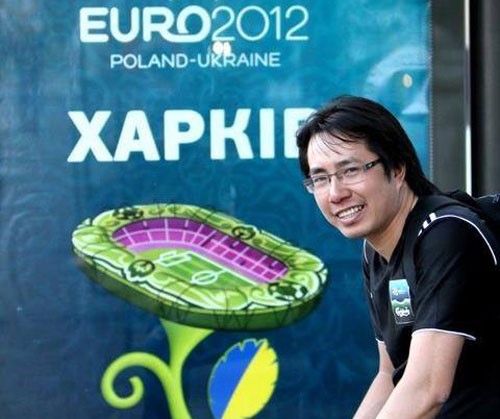 Nhà báo Anh Ngọc đưa tin ở sự kiện Euro 2012. Ảnh: Internet.