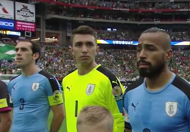 Các cầu thủ Uruguay ngỡ ngàng khi BTC cho phát quốc ca Chile. Ảnh: Internet.