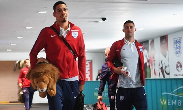 Trước đặt giao hữu với Bồ Đào Nha, Smalling cũng mang chú sư tử nhồi bông này đến sân Wembley và nó đã mang đến may mắn cho anh. Ảnh: Internet.