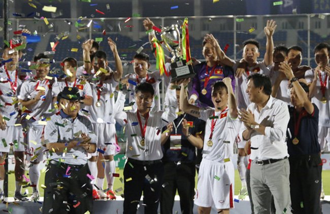 HLV Hữu Thắng giơ cao chiếc cúp vô địch đầu tiên cùng ĐT Việt Nam.