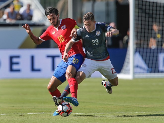 Một pha tranh bóng giữa cầu thủ hai đội Paraguay (áo xanh) và Costa Rica (áo đỏ) trong trận đấu vòng bảng Copa America. Ảnh: Internet.