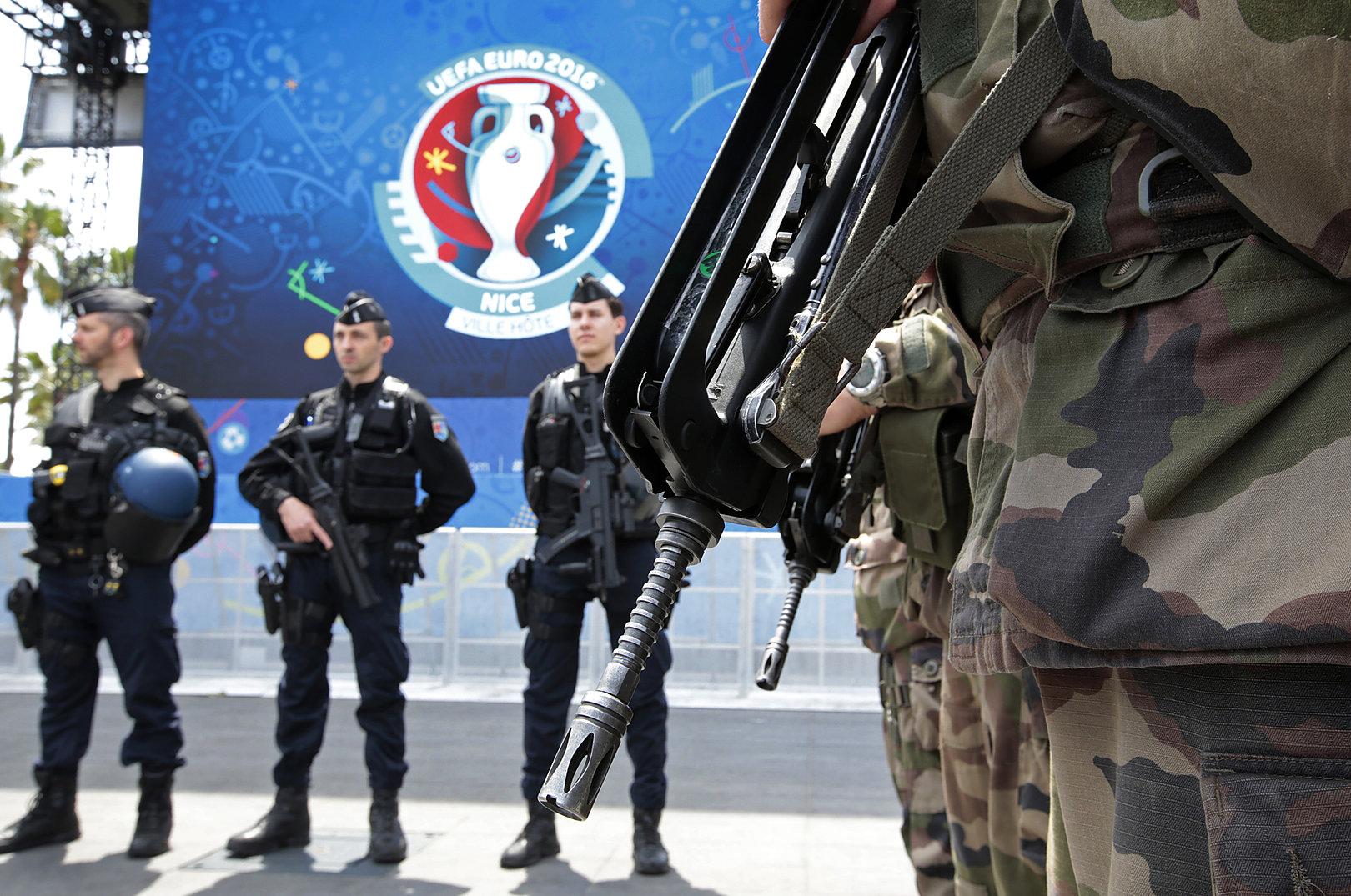 Cảnh sát và binh sĩ Pháp canh gác trước một khu vui chơi dành cho CĐV tại Nice. Ảnh: Internet.