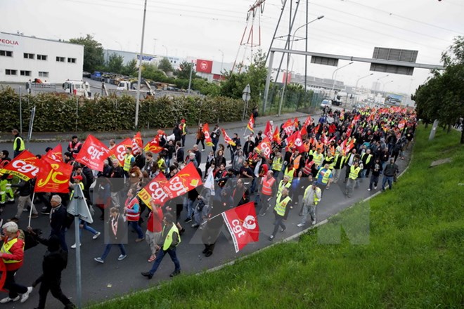 Các nhà hoạt động công đoàn và thanh niên Pháp tham gia đình công và biểu tình ở Rungis, phía nam thủ đô Paris ngày 9/6. Ảnh: Internet.