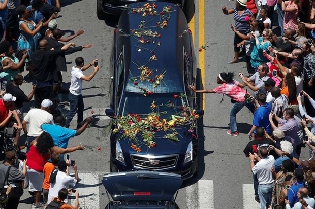 Họ hát, vỗ tay và đặt những cành hoa lên đoàn xe. Nhiều người gọi Muhammad Ali là 