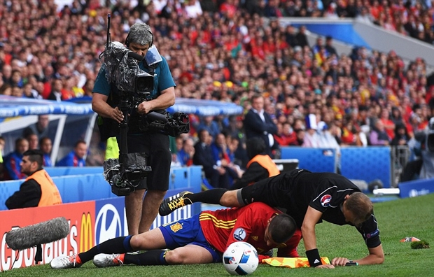 Một tình huống hy hữu và vui nhộn khi Alvaro Morata trượt chân đốn ngã vị trọng tài biên. Ảnh: Internet.