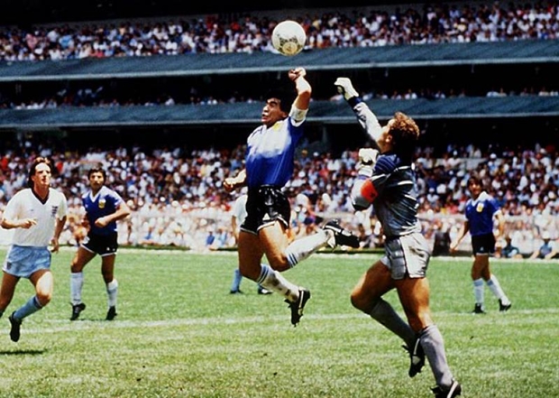 Trong trận đấu với đội tuyển Anh tại tứ kết World Cup 1986, Maradona đã ghi bàn thắng bằng tay khá kín đáo. Dù đứng ở vị trí thuận lợi, trọng tài đã không nhìn thấy và vẫn công nhận bàn thắng này cho Argentina. Tại giải đấu năm 1986, Maradona và các đồng đội sau đó giành ngôi vô địch. Tuy nhiên, hình ảnh của ngôi sao người Argentina sau này luôn gắn với 