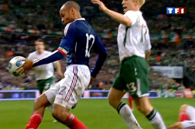 Ở vòng play-off World Cup 2010 giữa Pháp vs CH Ireland, đến phút 103 (hiệp phụ thứ nhất), Thierry Henry khống chế bóng bằng tay trước khi ghi bàn thắng quyết định mang về tấm vé dự World Cup 2010 cho tuyển Pháp. Cầu thủ và ban huấn luyện CH Ireland sau đó đã gửi đơn khiếu nại lên FIFA nhưng cuối cùng Henry vẫn được công nhận bàn thắng và thoát khỏi án phạt. Ảnh: Internet.
