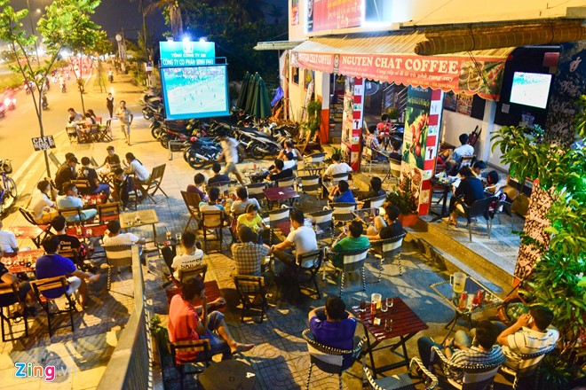 Đoạn đường Phạm Văn Đồng (từ vòng xoay Nguyễn Thái Sơn về cầu Bình Lợi) dài gần 5 km có hàng chục quán nhậu, cà phê. Vào mùa EURO, nơi đây tấp nập từ tối đến khuya.