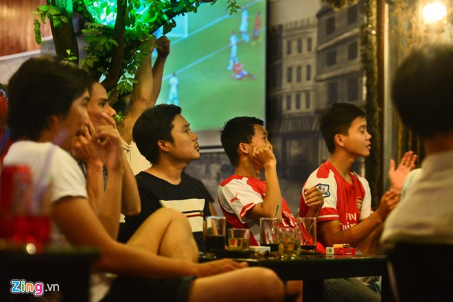 Nhiều thanh niên vốn là fan bóng các Câu lạc bộ Ngoại hạng Anh cũng đến cổ vũ cho cầu thủ mình yêu thích đá trong màu áo tuyển quốc gia.