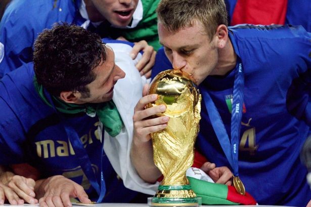 De Rossi (phải) không ngần ngại tặng huy chương vô địch World Cup 2006 vào quan tài sau khi Lombardi qua đời. Ảnh: Internet.