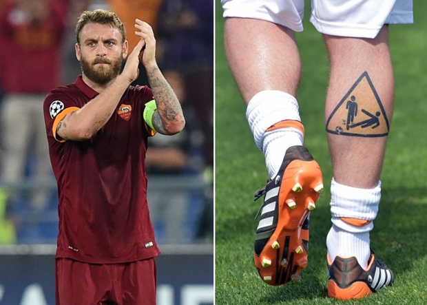 Daniele De Rossi (Italia) với hình xăm đáng chú ý ở bắp chân phải được tạo nên theo dạng biển hiệu ở chân phải nhằm nhắc nhở các đối thủ không được tung ra những cú tắc bóng nhắm vào anh. Ảnh: Internet.