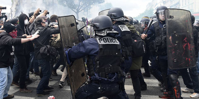 Cảnh sát Pháp và người biểu tình đụng độ. Ảnh: Internet.