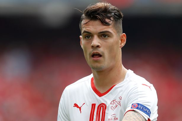Xhaka bình thường như… Charlie Adam