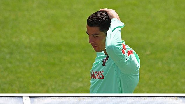 Ảnh bài viết Ronaldo và các đồng đội mặt buồn như đưa đám trên sân tập