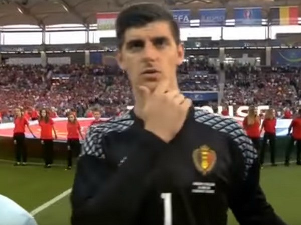 Hành động kỳ lạ của thủ thành Thibaut Courtois khi hát quốc ca
