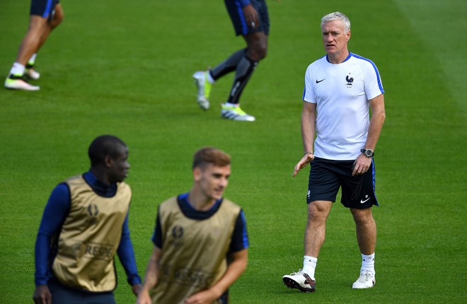 Ảnh bài viết 18 năm qua, Deschamps còn nợ Iceland một lời xin lỗi