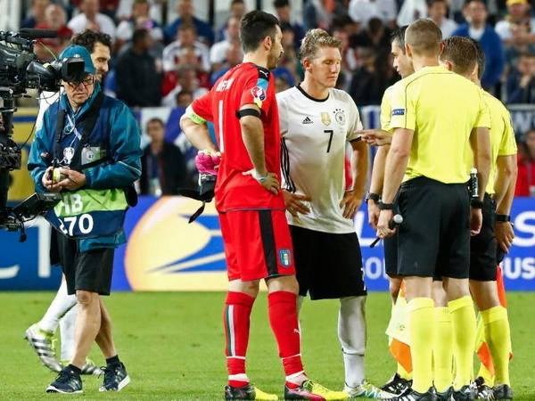 Vì sao Schweinsteiger chọn đá luân lưu bên phần sân Italy?