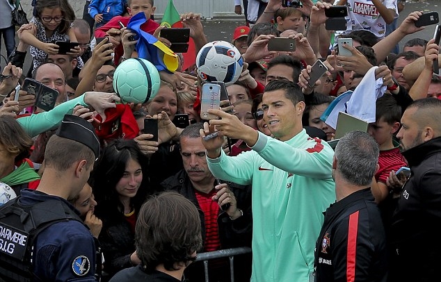 Ảnh bài viết Ronaldo khiến CĐV sướng phát cuồng