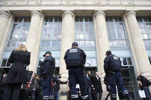 Ảnh bài viết Cảnh sát Anh bị đâm trọng thương khi xem EURO với vợ ở Paris