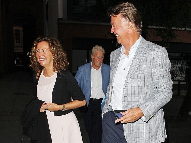 Thất nghiệp, Van Gaal bỏ bốn giờ cho một bữa tối ở nhà hàng