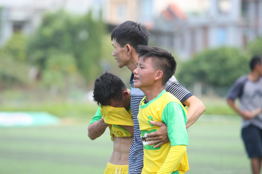 Bóng đá Hà Nội và Đà Nẵng bị tố gian lận tuổi