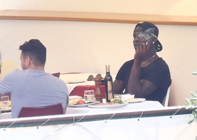 Balotelli hút thuốc, uống rượu trước mùa giải mới