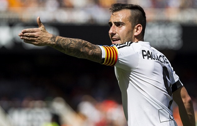 Barcelona ra giá 26 triệu bảng cho đội trưởng Valencia
