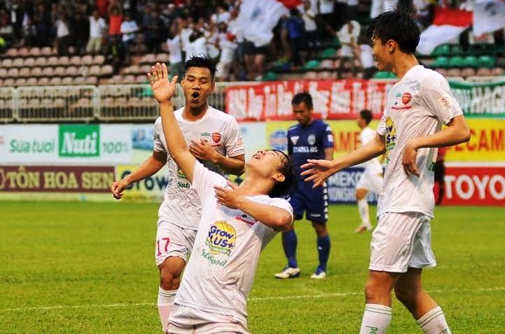 Minh Vương lập hat-trick giúp HAGL đánh bại Bình Dương