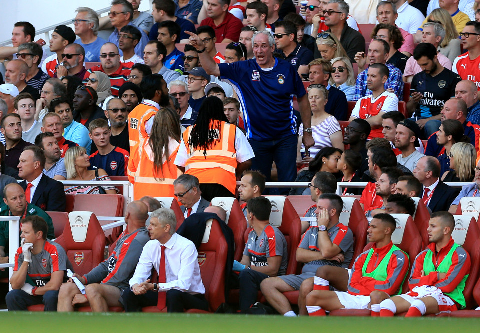 CĐV	Arsenal chỉ tay chửi thẳng mặt HLV Wenger