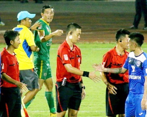 NHM đồng loạt ủng hộ trung vệ Chí Công giải nghệ