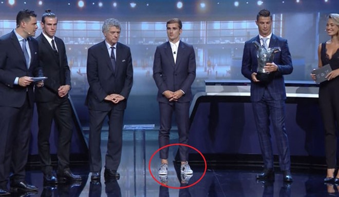 Griezmann bị chế giễu vì đi giày thể thao dự lễ sang trọng