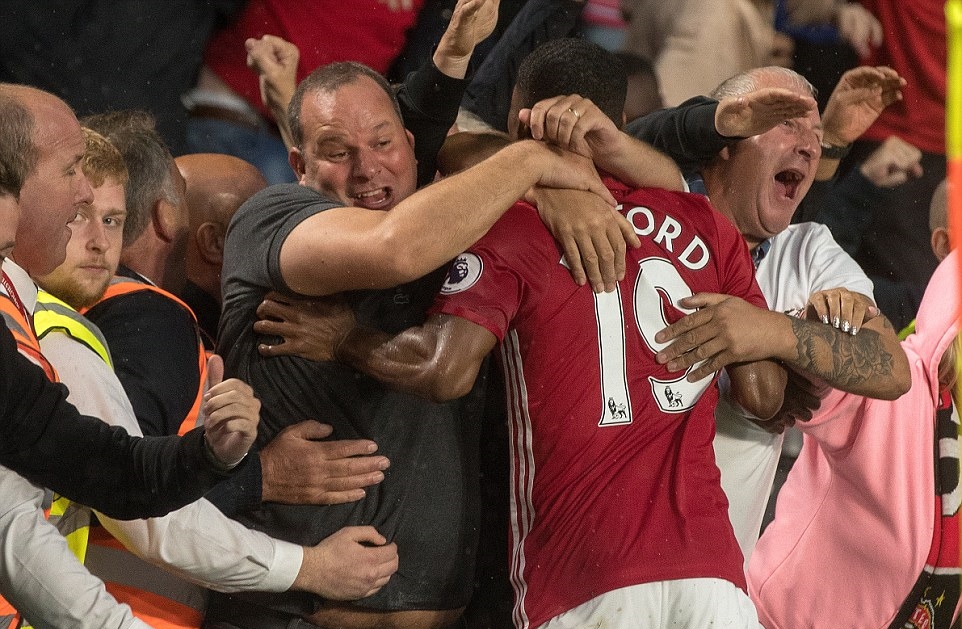 Rashford lóe sáng, Manchester United thắng Hull trong trận thủy chiến