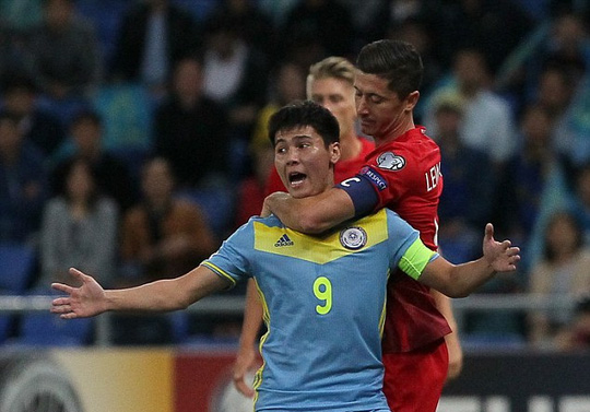Kẹp cổ, giật chỏ đối thủ đổ máu, Lewandowski vẫn thoát thẻ đỏ
