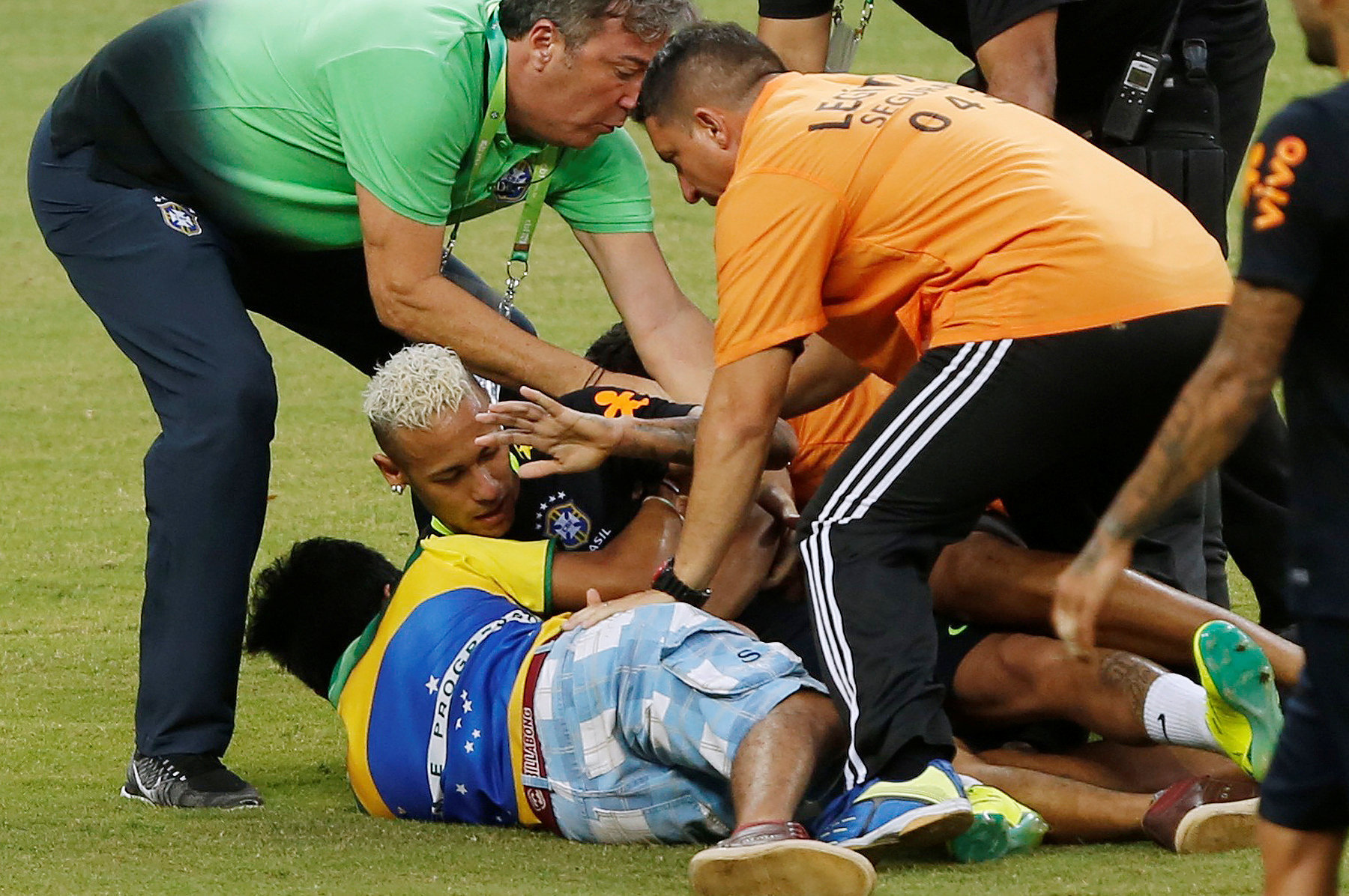 Neymar bị fan "cuồng" vật ngửa giữa sân