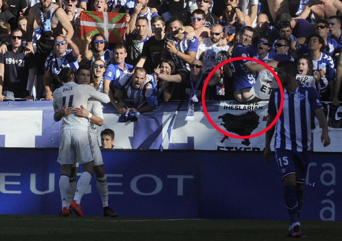 Fan Alaves tụt quần quay mông về phía Ronaldo