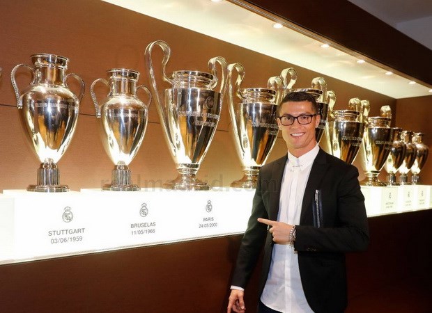 Ronaldo gia hạn hợp đồng với Real Madrid: Biểu tượng thiên hà