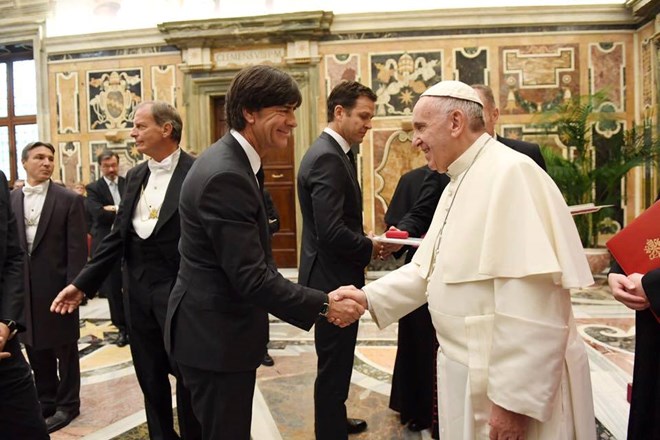 Ảnh bài viết Dàn sao tuyển Đức diện kiến Giáo hoàng và thăm Rome trước "đại chiến"
