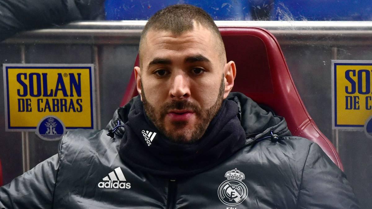 Fan Real Madrid quay lưng với Benzema
