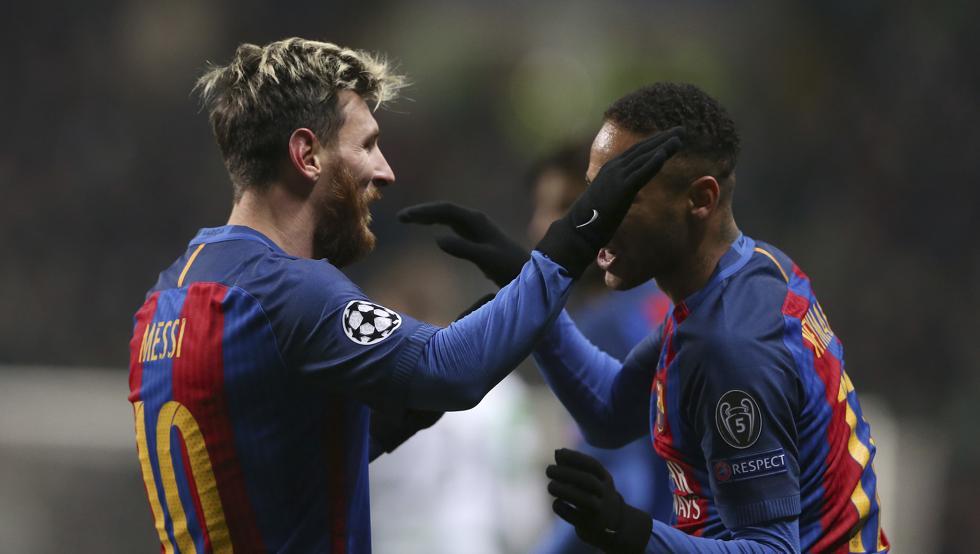 Messi đạt 100 bàn nhanh hơn Ronaldo