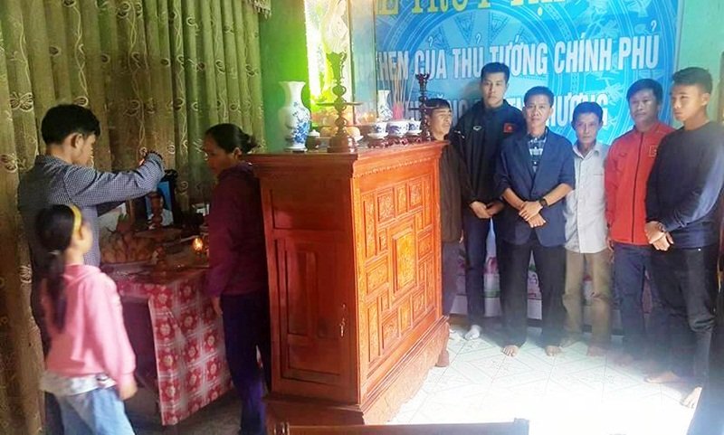HLV Hoàng Anh Tuấn cùng U19 Việt Nam thăm rốn lũ Quảng Bình