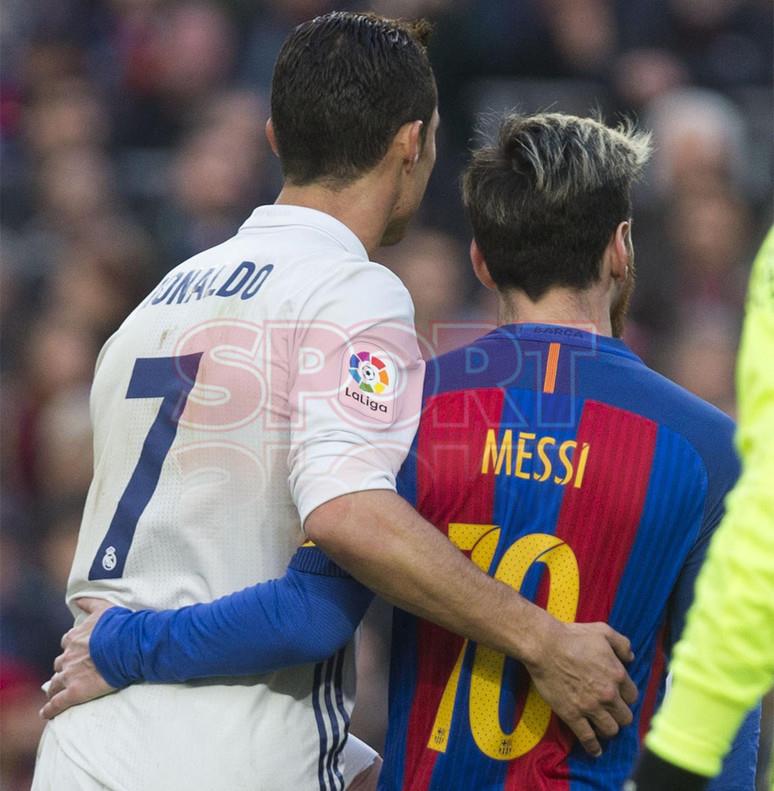 Cả hai ngôi sao của làng bóng đá thế giới, Messi và Ronaldo, cho thấy tình cảm của họ với nhau trên sân bóng. Chắc chắn đó là một bức ảnh tuyệt đẹp và đầy ý nghĩa.